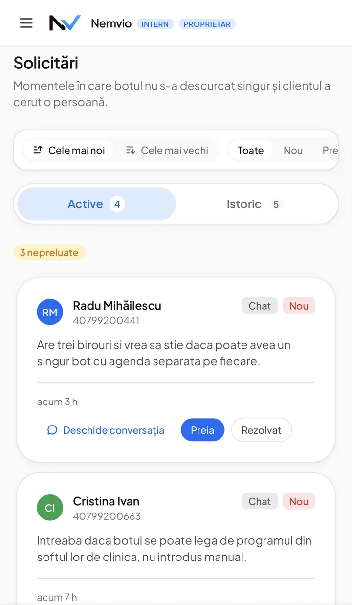 Pagina Solicitări din panoul Nemvio, cu un comutator între Active (4) și Istoric (5) și eticheta 3 nepreluate. Primul card: Radu Mihăilescu, chat, nou, are trei birouri și vrea să știe dacă poate avea un singur bot cu agendă separată pe fiecare, acum 3 h, cu butoanele Deschide conversația, Preia și Rezolvat.
